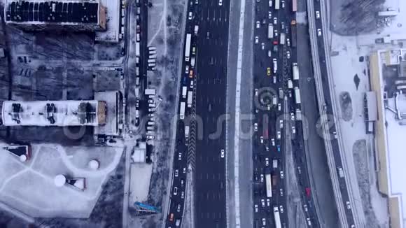 无人驾驶飞机飞越云层跟踪莫斯科高速公路上行驶的汽车视频的预览图