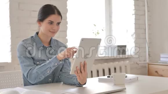 少女在餐桌上的在线视频聊天视频的预览图