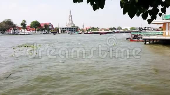 河滨与船和曼谷城市背景4k视频用河流放松夏季城市景观视频的预览图