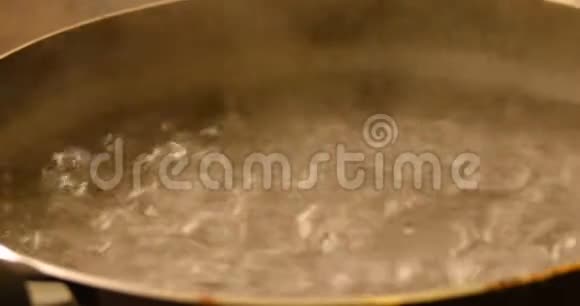 有蒸汽的沸水的大泡视频的预览图