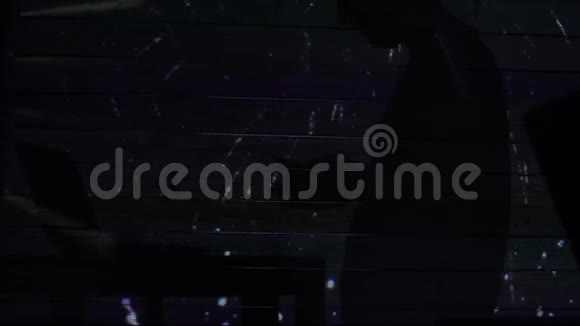 一个人的影子用烟火在电脑附近数钱视频的预览图