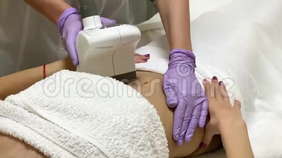 皮肤护理女士放松在美容诊所接受液化石油气硬件按摩专业美容师视频的预览图