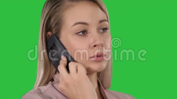 年轻开朗的女商人的脸在手机上的绿色屏幕Chroma键视频的预览图