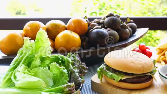汉堡炸薯条蔬菜和热带水果视频的预览图