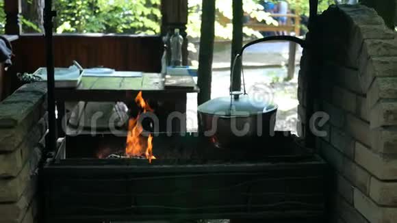 汤或其他食物的盛锅挂在柴火和煤上视频的预览图