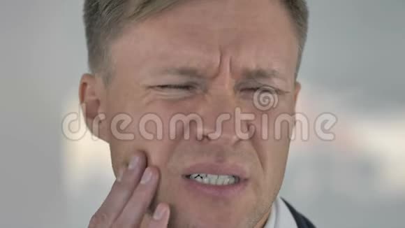 牙痛接近有牙齿感染的人视频的预览图