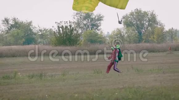 伞兵降落在战场上在夏季的一天飞行后将降落伞降落在地面上视频的预览图