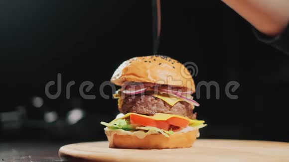 手把刀插进汉堡里美味的新鲜多汁的熟食汉堡非常美味的空气面包和大理石牛肉视频的预览图