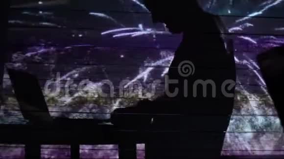 一个人的影子用烟火在电脑附近数钱视频的预览图