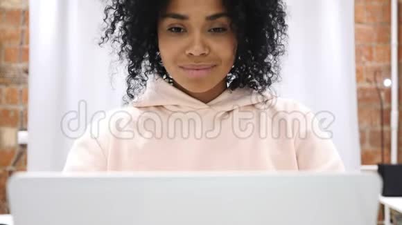 美国黑人女青年在家在线视频聊天视频的预览图