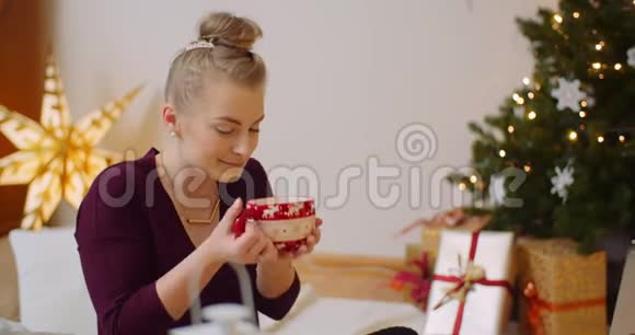 圣诞节在家喝咖啡的女人视频的预览图