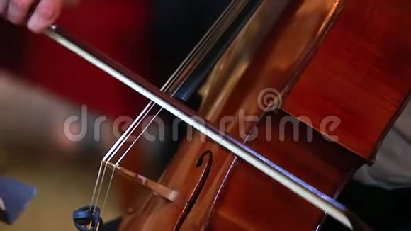 大提琴演奏特写视频的预览图