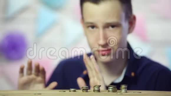 硬币在桌子上堆放在一座塔里关门视频的预览图