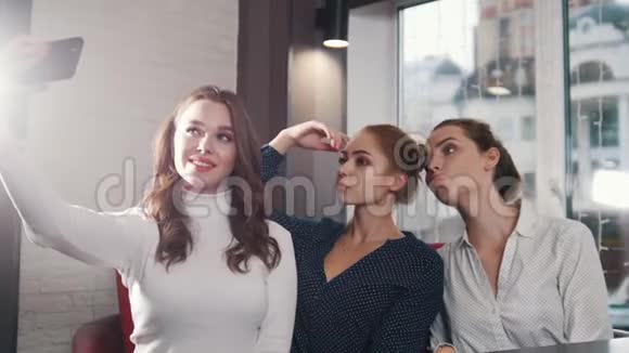 朋友们在酒吧见面三个年轻女人在自拍视频的预览图