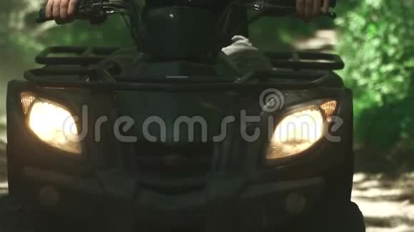 带前照灯的黑色ATV在森林里视频的预览图