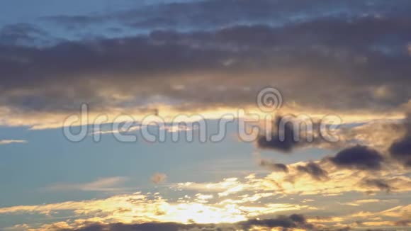Timelapse日出金色蓝色橙色紫色天空云景延时背景视频的预览图