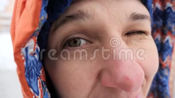 冬天的雪乐趣一个女人的肖像在近距离扭曲视频的预览图