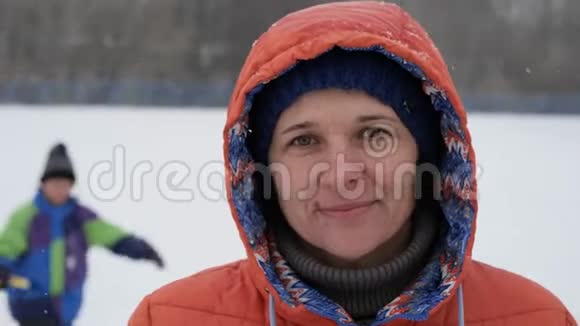 冬天的雪乐趣妈妈在山上的肖像视频的预览图
