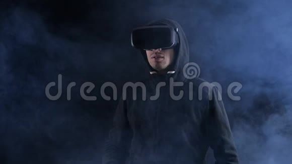 人在引擎盖使用虚拟现实耳机在黑色烟雾的背狗视频的预览图