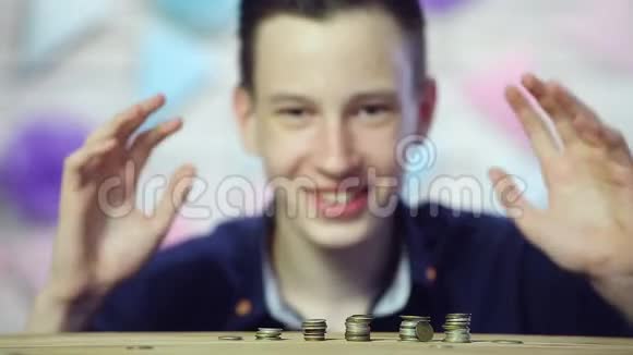 硬币在桌子上堆放在一座塔里关门视频的预览图