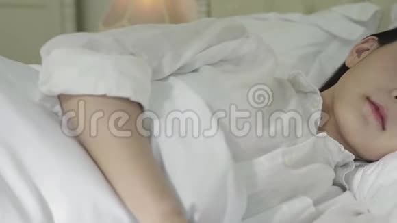 睡在床上的年轻亚洲女人视频的预览图