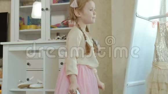 穿着成年妈妈的衣服衣服高跟鞋在镜子前跳舞的快乐女孩妈妈们视频的预览图