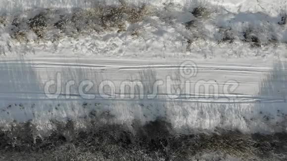 乌克兰农村的雪泥路飞行平稳技术4k视频的预览图