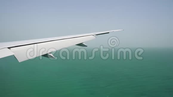 飞机降落在机场从平面窗口看到机翼高速公路在水面上视频的预览图