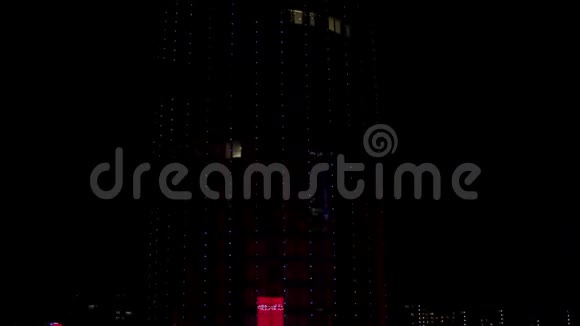 夜晚为现代摩天大楼关闭有许多小的闪亮灯光夜间生活理念行动玻璃的空气视频的预览图