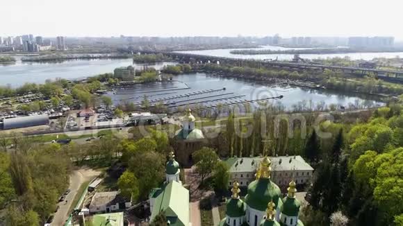 从植物园可以看到美丽的第聂伯河视频的预览图