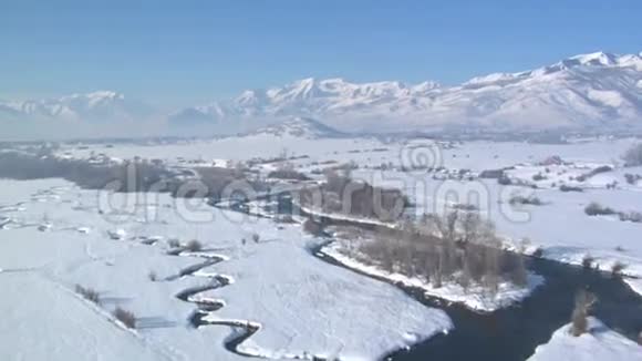 河边的雪地视频的预览图