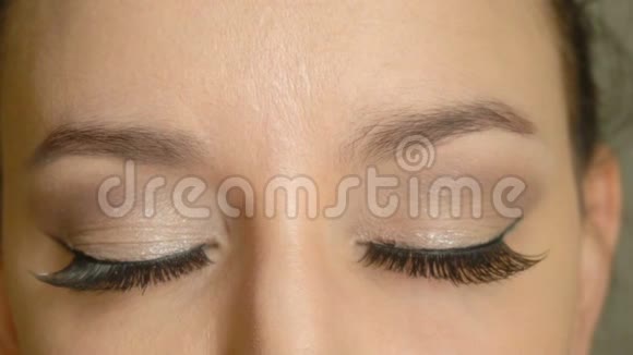 闭着的眼睛和长而假的睫毛在女性脸上化妆优雅的特写美女模特视频的预览图