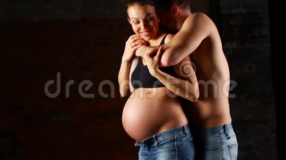 在工作室怀孕的妻子和丈夫视频的预览图