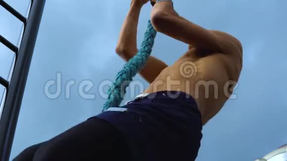 一个年轻的运动员爬上绳子视频的预览图