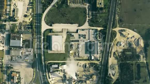 意大利翁布里亚大工业区和高速公路的鸟瞰图视频的预览图
