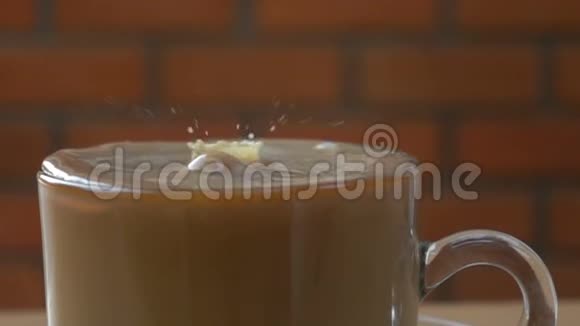 把新鲜牛奶倒入盛满牛奶咖啡的玻璃杯中视频的预览图
