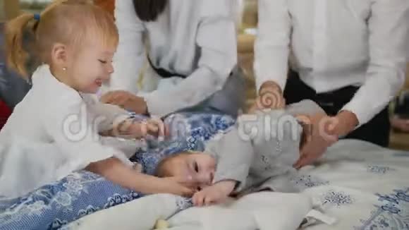 小婴儿在纺织店的床上玩耍视频的预览图