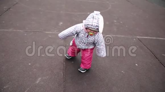 小暖衣童约1年1个月学会过马路春天慢动作视频的预览图
