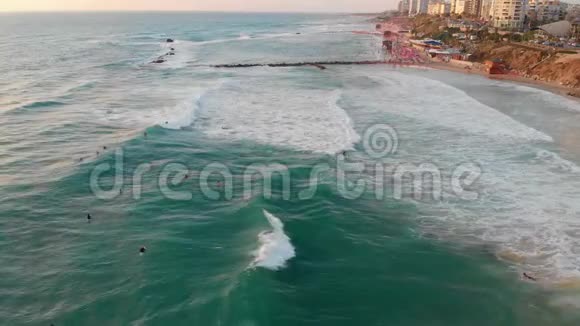 冲浪者的空中镜头冲浪者学生特拉维夫海滩以色列4K视频视频的预览图