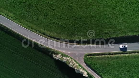 道路交叉口农业区鸟瞰图视频的预览图