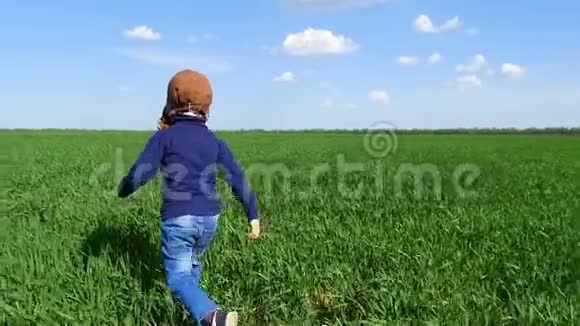 那个穿着飞行员西装男孩慢吞吞地沿着绿色的田野奔跑视频的预览图