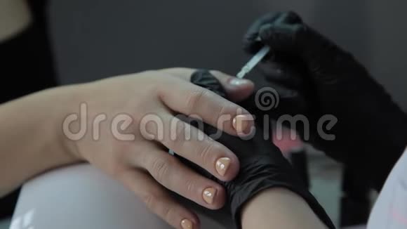 专业美甲师用无色凝胶清漆涂指甲关门视频的预览图