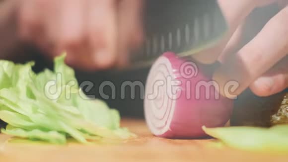 厨师切洋葱刀切板洋葱快速切菜半环洋葱煎制的蝴蝶结视频的预览图