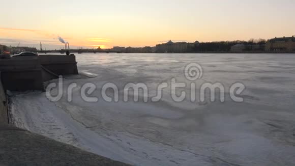 圣彼得堡冰冻的涅瓦河上方日落视频的预览图