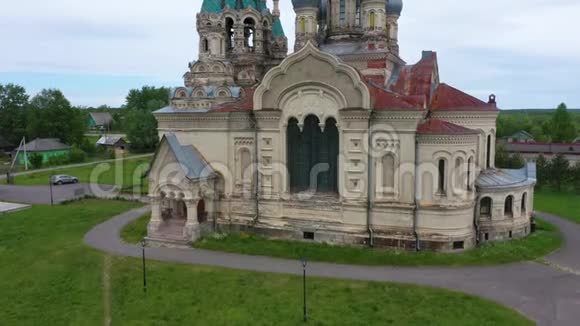 俄罗斯Kukoboy村的俄罗斯复兴式教堂视频的预览图