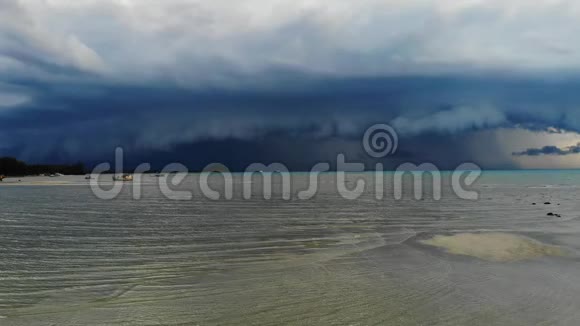 波涛汹涌的海面上乌云密布在苏梅岛附近的雨季厚厚的蓝云漂浮在海面上视频的预览图
