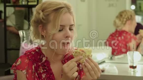 美丽的少女在美容院吃三明治视频的预览图