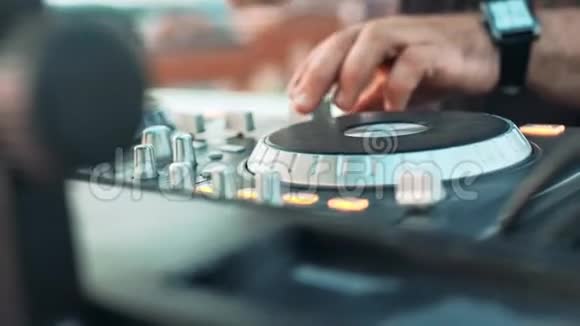 合上DJ播放音乐的男性手在专业音乐设备上混合和抓挠视频的预览图