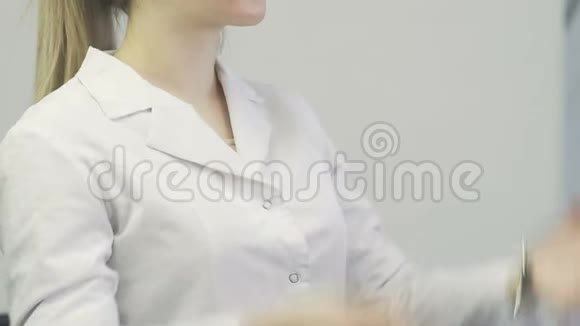 女性医生安装听诊器视频的预览图