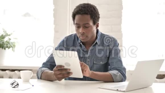 非洲男子在桌上的在线视频聊天视频的预览图
